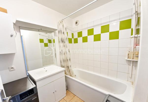 Vous recherchez un bien pour un investissement serein, sans travaux et avec des revenus déjà en place ?
Alors ce bien est fait pour vous ! 🔑

Je vous invite à découvrir cet appartement T3 situé dans une résidence sécurisée, offrant un cadre agréable et pratique.

L’appartement est propre, bien entretenu et ne nécessite aucun travaux. Il dispose également d’un balcon et d'une place de parking.

💰 Vendu avec locataire en place jusqu’en 2028
📈 Bonne rentabilité locative
🌿 Balcon
🚗 Place de parking
🔐 Résidence sécurisée
🛠️ Aucun travaux à prévoir

📞 Pour plus d’informations sur la rentabilité et organiser une visite, contactez moi !