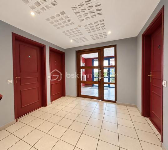 Vous recherchez un bien pour un investissement serein, sans travaux et avec des revenus déjà en place ?
Alors ce bien est fait pour vous ! 🔑

Je vous invite à découvrir cet appartement T3 situé dans une résidence sécurisée, offrant un cadre agréable et pratique.

L’appartement est propre, bien entretenu et ne nécessite aucun travaux. Il dispose également d’un balcon et d'une place de parking.

💰 Vendu avec locataire en place jusqu’en 2028
📈 Bonne rentabilité locative
🌿 Balcon
🚗 Place de parking
🔐 Résidence sécurisée
🛠️ Aucun travaux à prévoir

📞 Pour plus d’informations sur la rentabilité et organiser une visite, contactez moi !