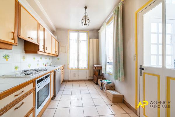 Maison à rafraîchir de 187 m² à Colombes - 4 chambres, garage et proche écoles 960 000 € **  - Référence  546CLR