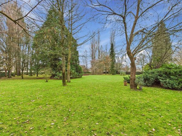 10MN DU MANS PROPRIETE AVEC PARC ARBORE ET 100M2 DE DEPENDANCE GARAGES