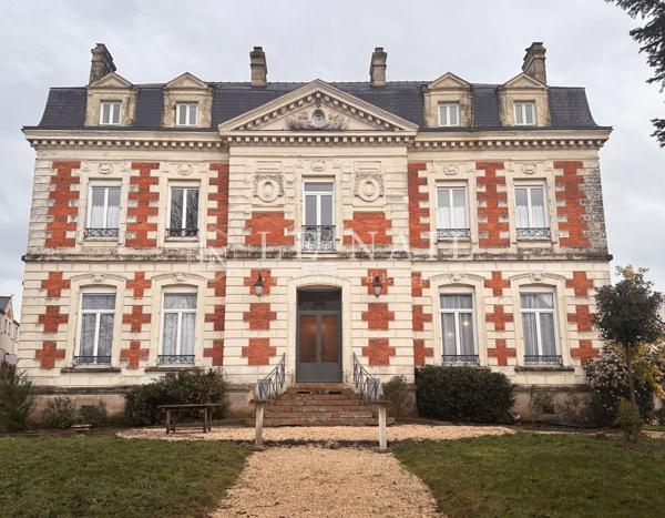 Elégante demeure au coeur d'une charmante ville dynamique des bords de Loire