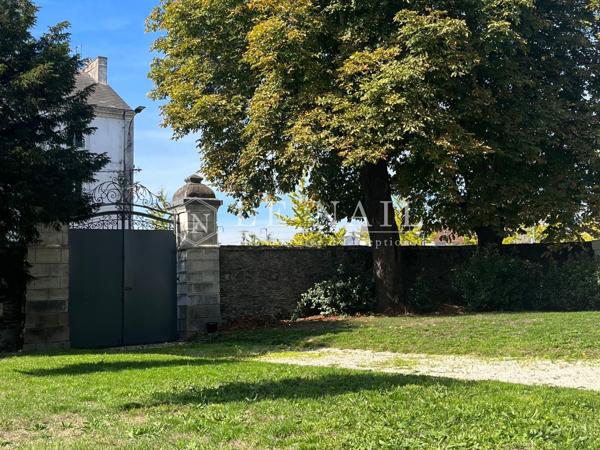 Elégante demeure au coeur d'une charmante ville dynamique des bords de Loire