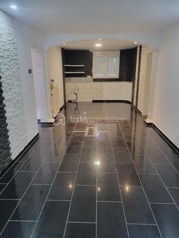 Appartement 4 pièces entièrement rénové-3 chambres -Dernier étage
Venez découvrir ce magnifique appartement entièrement refait à nef, situé au 3e et dernier étage d'une petite copropriété de 6 appartements offrant un beau cadre de vie.
Dès l'entrée sous serez séduit par son long et large couloir menant à un grand salon salle à manger baigné de lumière, idéal pour partager des moments conviviaux en famille ou entre amis.
L'appartement se compose également d'une cuisine fonctionnelle et très lumineuse.
De 3 belles chambres offrant de beaux volumes.
Une salle de bains.
Des toilettes séparées pour davantage de confort.
Chauffage au gaz.

Entièrement rénové avec soin, ce logement ne nécessite aucun travaux. Il conviendra parfaitement à une famille recherchant un appartement spacieux moderne et prêt à vivre.
Une visite s'impose pour découvrir tout le potentiel et le confort de ce bel appartement.