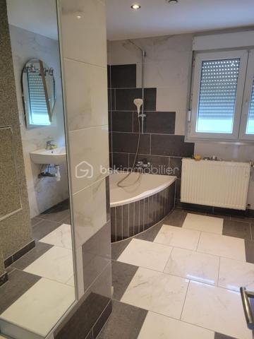 Appartement 4 pièces entièrement rénové-3 chambres -Dernier étage
Venez découvrir ce magnifique appartement entièrement refait à nef, situé au 3e et dernier étage d'une petite copropriété de 6 appartements offrant un beau cadre de vie.
Dès l'entrée sous serez séduit par son long et large couloir menant à un grand salon salle à manger baigné de lumière, idéal pour partager des moments conviviaux en famille ou entre amis.
L'appartement se compose également d'une cuisine fonctionnelle et très lumineuse.
De 3 belles chambres offrant de beaux volumes.
Une salle de bains.
Des toilettes séparées pour davantage de confort.
Chauffage au gaz.

Entièrement rénové avec soin, ce logement ne nécessite aucun travaux. Il conviendra parfaitement à une famille recherchant un appartement spacieux moderne et prêt à vivre.
Une visite s'impose pour découvrir tout le potentiel et le confort de ce bel appartement.