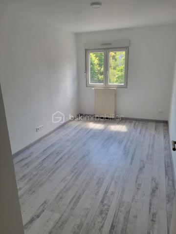Appartement 4 pièces entièrement rénové-3 chambres -Dernier étage
Venez découvrir ce magnifique appartement entièrement refait à nef, situé au 3e et dernier étage d'une petite copropriété de 6 appartements offrant un beau cadre de vie.
Dès l'entrée sous serez séduit par son long et large couloir menant à un grand salon salle à manger baigné de lumière, idéal pour partager des moments conviviaux en famille ou entre amis.
L'appartement se compose également d'une cuisine fonctionnelle et très lumineuse.
De 3 belles chambres offrant de beaux volumes.
Une salle de bains.
Des toilettes séparées pour davantage de confort.
Chauffage au gaz.

Entièrement rénové avec soin, ce logement ne nécessite aucun travaux. Il conviendra parfaitement à une famille recherchant un appartement spacieux moderne et prêt à vivre.
Une visite s'impose pour découvrir tout le potentiel et le confort de ce bel appartement.
