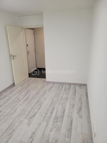 Appartement 4 pièces entièrement rénové-3 chambres -Dernier étage
Venez découvrir ce magnifique appartement entièrement refait à nef, situé au 3e et dernier étage d'une petite copropriété de 6 appartements offrant un beau cadre de vie.
Dès l'entrée sous serez séduit par son long et large couloir menant à un grand salon salle à manger baigné de lumière, idéal pour partager des moments conviviaux en famille ou entre amis.
L'appartement se compose également d'une cuisine fonctionnelle et très lumineuse.
De 3 belles chambres offrant de beaux volumes.
Une salle de bains.
Des toilettes séparées pour davantage de confort.
Chauffage au gaz.

Entièrement rénové avec soin, ce logement ne nécessite aucun travaux. Il conviendra parfaitement à une famille recherchant un appartement spacieux moderne et prêt à vivre.
Une visite s'impose pour découvrir tout le potentiel et le confort de ce bel appartement.