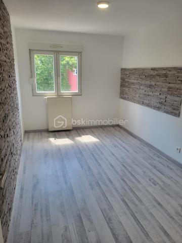 Appartement 4 pièces entièrement rénové-3 chambres -Dernier étage
Venez découvrir ce magnifique appartement entièrement refait à nef, situé au 3e et dernier étage d'une petite copropriété de 6 appartements offrant un beau cadre de vie.
Dès l'entrée sous serez séduit par son long et large couloir menant à un grand salon salle à manger baigné de lumière, idéal pour partager des moments conviviaux en famille ou entre amis.
L'appartement se compose également d'une cuisine fonctionnelle et très lumineuse.
De 3 belles chambres offrant de beaux volumes.
Une salle de bains.
Des toilettes séparées pour davantage de confort.
Chauffage au gaz.

Entièrement rénové avec soin, ce logement ne nécessite aucun travaux. Il conviendra parfaitement à une famille recherchant un appartement spacieux moderne et prêt à vivre.
Une visite s'impose pour découvrir tout le potentiel et le confort de ce bel appartement.