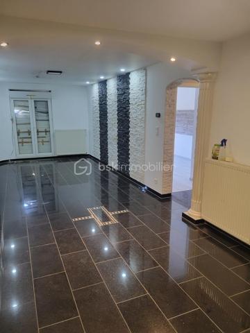 Appartement 4 pièces entièrement rénové-3 chambres -Dernier étage
Venez découvrir ce magnifique appartement entièrement refait à nef, situé au 3e et dernier étage d'une petite copropriété de 6 appartements offrant un beau cadre de vie.
Dès l'entrée sous serez séduit par son long et large couloir menant à un grand salon salle à manger baigné de lumière, idéal pour partager des moments conviviaux en famille ou entre amis.
L'appartement se compose également d'une cuisine fonctionnelle et très lumineuse.
De 3 belles chambres offrant de beaux volumes.
Une salle de bains.
Des toilettes séparées pour davantage de confort.
Chauffage au gaz.

Entièrement rénové avec soin, ce logement ne nécessite aucun travaux. Il conviendra parfaitement à une famille recherchant un appartement spacieux moderne et prêt à vivre.
Une visite s'impose pour découvrir tout le potentiel et le confort de ce bel appartement.
