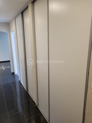 Appartement 4 pièces entièrement rénové-3 chambres -Dernier étage
Venez découvrir ce magnifique appartement entièrement refait à nef, situé au 3e et dernier étage d'une petite copropriété de 6 appartements offrant un beau cadre de vie.
Dès l'entrée sous serez séduit par son long et large couloir menant à un grand salon salle à manger baigné de lumière, idéal pour partager des moments conviviaux en famille ou entre amis.
L'appartement se compose également d'une cuisine fonctionnelle et très lumineuse.
De 3 belles chambres offrant de beaux volumes.
Une salle de bains.
Des toilettes séparées pour davantage de confort.
Chauffage au gaz.

Entièrement rénové avec soin, ce logement ne nécessite aucun travaux. Il conviendra parfaitement à une famille recherchant un appartement spacieux moderne et prêt à vivre.
Une visite s'impose pour découvrir tout le potentiel et le confort de ce bel appartement.
