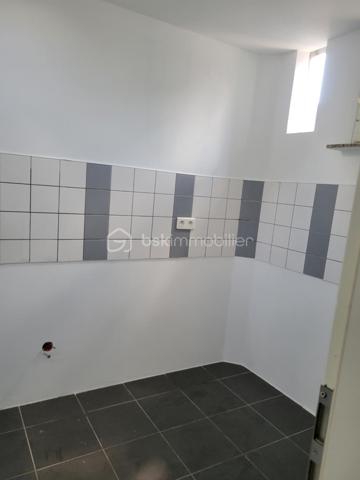 Appartement 4 pièces entièrement rénové-3 chambres -Dernier étage
Venez découvrir ce magnifique appartement entièrement refait à nef, situé au 3e et dernier étage d'une petite copropriété de 6 appartements offrant un beau cadre de vie.
Dès l'entrée sous serez séduit par son long et large couloir menant à un grand salon salle à manger baigné de lumière, idéal pour partager des moments conviviaux en famille ou entre amis.
L'appartement se compose également d'une cuisine fonctionnelle et très lumineuse.
De 3 belles chambres offrant de beaux volumes.
Une salle de bains.
Des toilettes séparées pour davantage de confort.
Chauffage au gaz.

Entièrement rénové avec soin, ce logement ne nécessite aucun travaux. Il conviendra parfaitement à une famille recherchant un appartement spacieux moderne et prêt à vivre.
Une visite s'impose pour découvrir tout le potentiel et le confort de ce bel appartement.