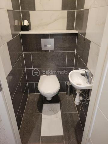 Appartement 4 pièces entièrement rénové-3 chambres -Dernier étage
Venez découvrir ce magnifique appartement entièrement refait à nef, situé au 3e et dernier étage d'une petite copropriété de 6 appartements offrant un beau cadre de vie.
Dès l'entrée sous serez séduit par son long et large couloir menant à un grand salon salle à manger baigné de lumière, idéal pour partager des moments conviviaux en famille ou entre amis.
L'appartement se compose également d'une cuisine fonctionnelle et très lumineuse.
De 3 belles chambres offrant de beaux volumes.
Une salle de bains.
Des toilettes séparées pour davantage de confort.
Chauffage au gaz.

Entièrement rénové avec soin, ce logement ne nécessite aucun travaux. Il conviendra parfaitement à une famille recherchant un appartement spacieux moderne et prêt à vivre.
Une visite s'impose pour découvrir tout le potentiel et le confort de ce bel appartement.