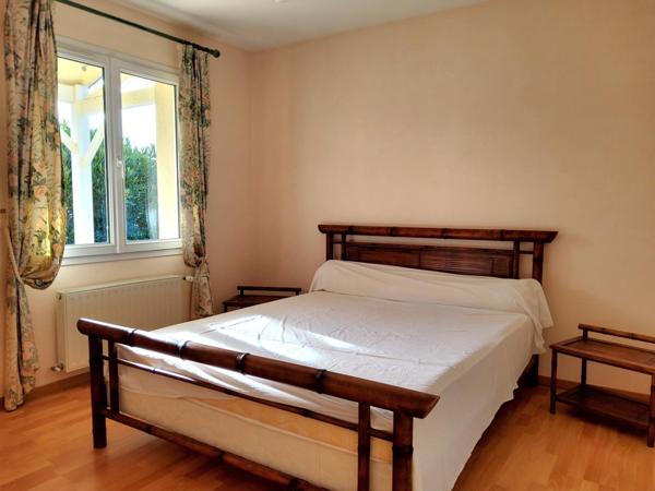 Niort, proche commodités, au calme, pavillon plain-pied 2005, 4 chambres, garage, jardin