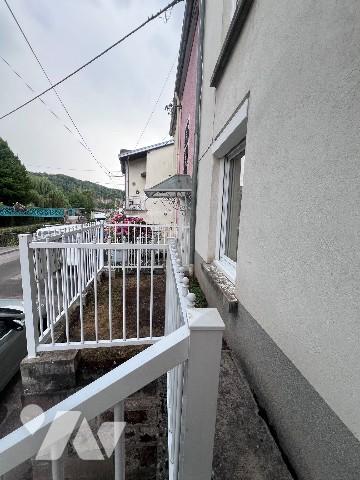 15981
A FONTENOY LE CHATEAU (88240) 39 rue du Canal 
Une maison à usage d’habitation mitoyenne