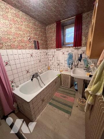 15981
A FONTENOY LE CHATEAU (88240) 39 rue du Canal 
Une maison à usage d’habitation mitoyenne