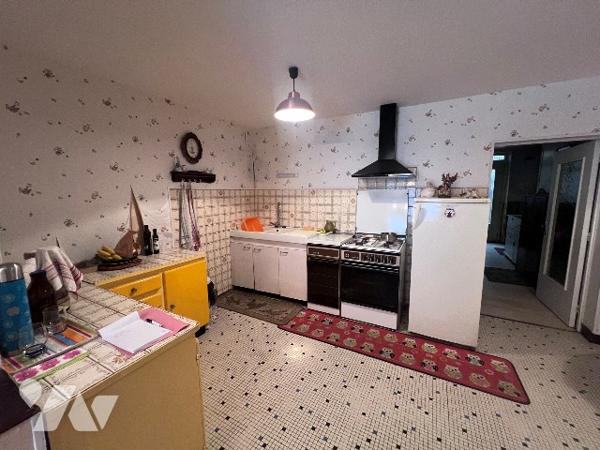 15981
A FONTENOY LE CHATEAU (88240) 39 rue du Canal 
Une maison à usage d’habitation mitoyenne