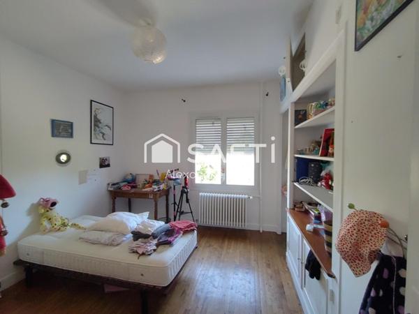 Grande Maison familiale, proche écoles et commerces et centre ville, dans un quartier calme, grand jardin boisé