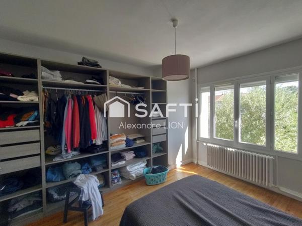 Grande Maison familiale, proche écoles et commerces et centre ville, dans un quartier calme, grand jardin boisé