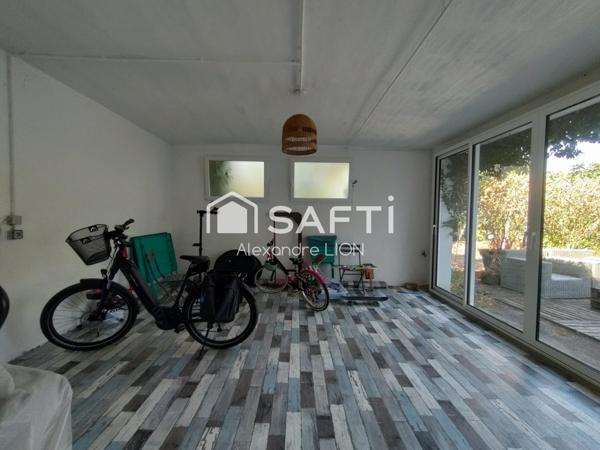 Grande Maison familiale, proche écoles et commerces et centre ville, dans un quartier calme, grand jardin boisé