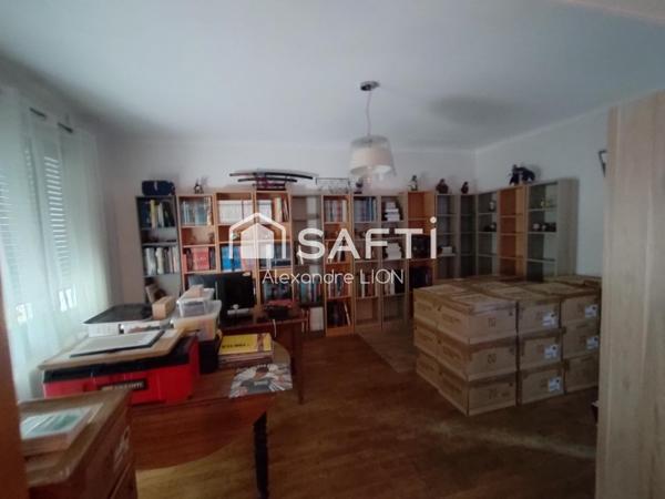 Grande Maison familiale, proche écoles et commerces et centre ville, dans un quartier calme, grand jardin boisé