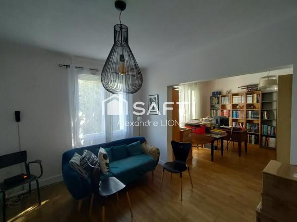 Grande Maison familiale, proche écoles et commerces et centre ville, dans un quartier calme, grand jardin boisé