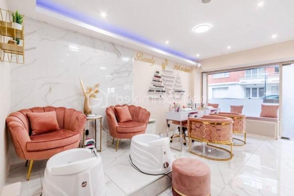 FOND DE COMMERCE /INSTITUT DE BEAUTE / COIFFURE ET ESTHETIQUE DE 41 M2Fonds de commerce à céder, exploité depuis plusieurs années avec une clientèle régulière.
Emplacement stratégique : à 10 min du Parc des Princes, proche métro Jean-Jaurès, dans un quartier vivant.
Activité actuelle : salon de beauté coiffure et esthétique, massage
? Équipements inclus :
2 postes manucure + 2 postes pédicure
Espace coiffure :
2 postes coiffure + 1 bac shampoing
Cabine esthétique et massage
Machine Hydrafacial
Matériel professionnel complet + stock de produits (coiffure, soins, épilation…)
une cuisine équipe et WC
Aucun travaux à prévoir
Activité prête à démarrer dès le premier jour
LOYER : 1500 EURO ET 90 EURO charges
Ne manquez pas l’occasion d’acquérir ce véritable bijou commercial où le succès est déjà au rendez-vous.
Contactez-moi dès maintenant pour plus d’informations ou pour organiser une visite. Une offre rare à saisir rapidement