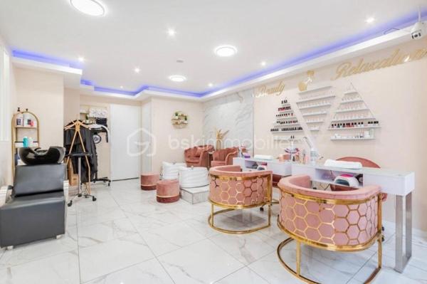 FOND DE COMMERCE /INSTITUT DE BEAUTE / COIFFURE ET ESTHETIQUE DE 41 M2Fonds de commerce à céder, exploité depuis plusieurs années avec une clientèle régulière.
Emplacement stratégique : à 10 min du Parc des Princes, proche métro Jean-Jaurès, dans un quartier vivant.
Activité actuelle : salon de beauté coiffure et esthétique, massage
? Équipements inclus :
2 postes manucure + 2 postes pédicure
Espace coiffure :
2 postes coiffure + 1 bac shampoing
Cabine esthétique et massage
Machine Hydrafacial
Matériel professionnel complet + stock de produits (coiffure, soins, épilation…)
une cuisine équipe et WC
Aucun travaux à prévoir
Activité prête à démarrer dès le premier jour
LOYER : 1500 EURO ET 90 EURO charges
Ne manquez pas l’occasion d’acquérir ce véritable bijou commercial où le succès est déjà au rendez-vous.
Contactez-moi dès maintenant pour plus d’informations ou pour organiser une visite. Une offre rare à saisir rapidement
