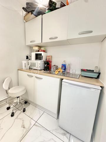 FOND DE COMMERCE /INSTITUT DE BEAUTE / COIFFURE ET ESTHETIQUE DE 41 M2Fonds de commerce à céder, exploité depuis plusieurs années avec une clientèle régulière.
Emplacement stratégique : à 10 min du Parc des Princes, proche métro Jean-Jaurès, dans un quartier vivant.
Activité actuelle : salon de beauté coiffure et esthétique, massage
? Équipements inclus :
2 postes manucure + 2 postes pédicure
Espace coiffure :
2 postes coiffure + 1 bac shampoing
Cabine esthétique et massage
Machine Hydrafacial
Matériel professionnel complet + stock de produits (coiffure, soins, épilation…)
une cuisine équipe et WC
Aucun travaux à prévoir
Activité prête à démarrer dès le premier jour
LOYER : 1500 EURO ET 90 EURO charges
Ne manquez pas l’occasion d’acquérir ce véritable bijou commercial où le succès est déjà au rendez-vous.
Contactez-moi dès maintenant pour plus d’informations ou pour organiser une visite. Une offre rare à saisir rapidement