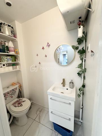 FOND DE COMMERCE /INSTITUT DE BEAUTE / COIFFURE ET ESTHETIQUE DE 41 M2Fonds de commerce à céder, exploité depuis plusieurs années avec une clientèle régulière.
Emplacement stratégique : à 10 min du Parc des Princes, proche métro Jean-Jaurès, dans un quartier vivant.
Activité actuelle : salon de beauté coiffure et esthétique, massage
? Équipements inclus :
2 postes manucure + 2 postes pédicure
Espace coiffure :
2 postes coiffure + 1 bac shampoing
Cabine esthétique et massage
Machine Hydrafacial
Matériel professionnel complet + stock de produits (coiffure, soins, épilation…)
une cuisine équipe et WC
Aucun travaux à prévoir
Activité prête à démarrer dès le premier jour
LOYER : 1500 EURO ET 90 EURO charges
Ne manquez pas l’occasion d’acquérir ce véritable bijou commercial où le succès est déjà au rendez-vous.
Contactez-moi dès maintenant pour plus d’informations ou pour organiser une visite. Une offre rare à saisir rapidement