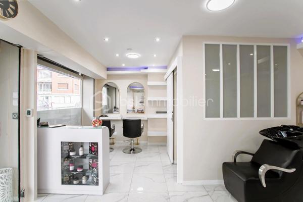 FOND DE COMMERCE /INSTITUT DE BEAUTE / COIFFURE ET ESTHETIQUE DE 41 M2Fonds de commerce à céder, exploité depuis plusieurs années avec une clientèle régulière.
Emplacement stratégique : à 10 min du Parc des Princes, proche métro Jean-Jaurès, dans un quartier vivant.
Activité actuelle : salon de beauté coiffure et esthétique, massage
? Équipements inclus :
2 postes manucure + 2 postes pédicure
Espace coiffure :
2 postes coiffure + 1 bac shampoing
Cabine esthétique et massage
Machine Hydrafacial
Matériel professionnel complet + stock de produits (coiffure, soins, épilation…)
une cuisine équipe et WC
Aucun travaux à prévoir
Activité prête à démarrer dès le premier jour
LOYER : 1500 EURO ET 90 EURO charges
Ne manquez pas l’occasion d’acquérir ce véritable bijou commercial où le succès est déjà au rendez-vous.
Contactez-moi dès maintenant pour plus d’informations ou pour organiser une visite. Une offre rare à saisir rapidement