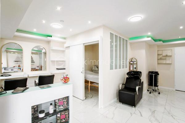 FOND DE COMMERCE /INSTITUT DE BEAUTE / COIFFURE ET ESTHETIQUE DE 41 M2Fonds de commerce à céder, exploité depuis plusieurs années avec une clientèle régulière.
Emplacement stratégique : à 10 min du Parc des Princes, proche métro Jean-Jaurès, dans un quartier vivant.
Activité actuelle : salon de beauté coiffure et esthétique, massage
? Équipements inclus :
2 postes manucure + 2 postes pédicure
Espace coiffure :
2 postes coiffure + 1 bac shampoing
Cabine esthétique et massage
Machine Hydrafacial
Matériel professionnel complet + stock de produits (coiffure, soins, épilation…)
une cuisine équipe et WC
Aucun travaux à prévoir
Activité prête à démarrer dès le premier jour
LOYER : 1500 EURO ET 90 EURO charges
Ne manquez pas l’occasion d’acquérir ce véritable bijou commercial où le succès est déjà au rendez-vous.
Contactez-moi dès maintenant pour plus d’informations ou pour organiser une visite. Une offre rare à saisir rapidement
