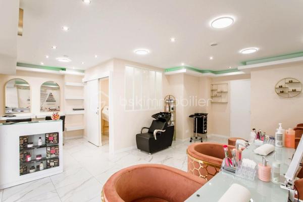 FOND DE COMMERCE /INSTITUT DE BEAUTE / COIFFURE ET ESTHETIQUE DE 41 M2Fonds de commerce à céder, exploité depuis plusieurs années avec une clientèle régulière.
Emplacement stratégique : à 10 min du Parc des Princes, proche métro Jean-Jaurès, dans un quartier vivant.
Activité actuelle : salon de beauté coiffure et esthétique, massage
? Équipements inclus :
2 postes manucure + 2 postes pédicure
Espace coiffure :
2 postes coiffure + 1 bac shampoing
Cabine esthétique et massage
Machine Hydrafacial
Matériel professionnel complet + stock de produits (coiffure, soins, épilation…)
une cuisine équipe et WC
Aucun travaux à prévoir
Activité prête à démarrer dès le premier jour
LOYER : 1500 EURO ET 90 EURO charges
Ne manquez pas l’occasion d’acquérir ce véritable bijou commercial où le succès est déjà au rendez-vous.
Contactez-moi dès maintenant pour plus d’informations ou pour organiser une visite. Une offre rare à saisir rapidement