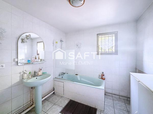 Maison individuelle de 92 m2 en impasse, 3 grandes chambres, garage.