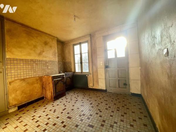 Dans bourg avec commerces