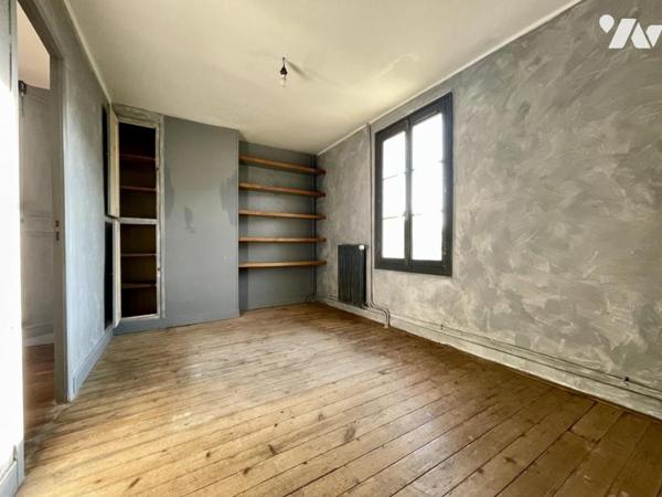 Dans bourg avec commerces