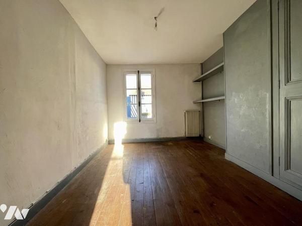 Dans bourg avec commerces