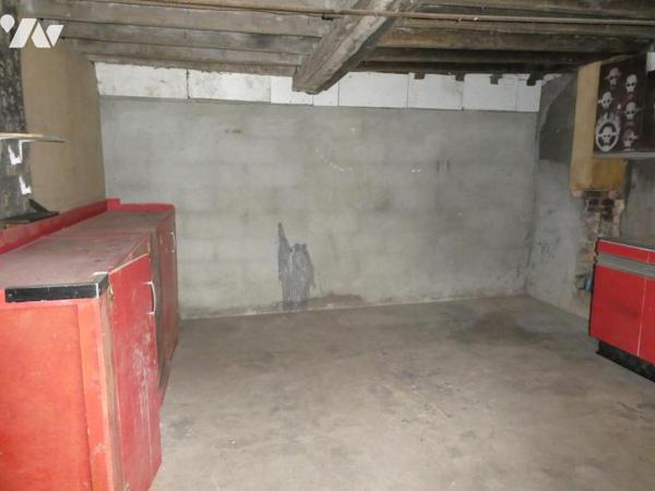 Dans bourg avec commerces