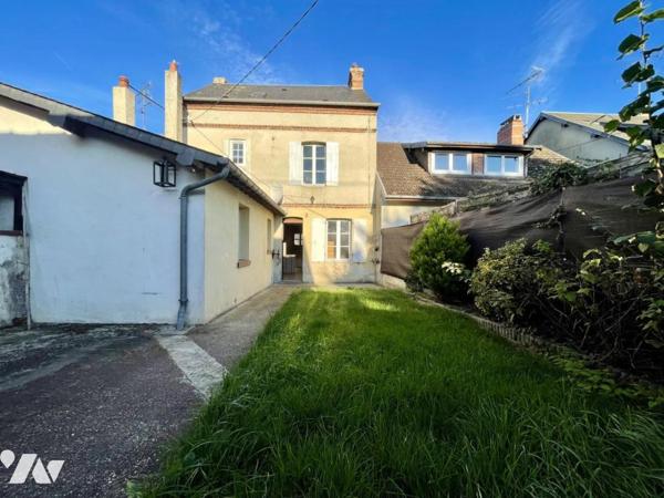 Dans bourg avec commerces