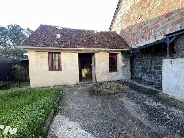 Dans bourg avec commerces