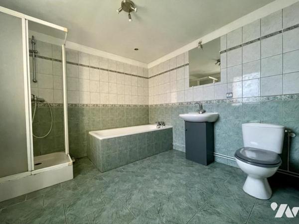 Dans bourg avec commerces