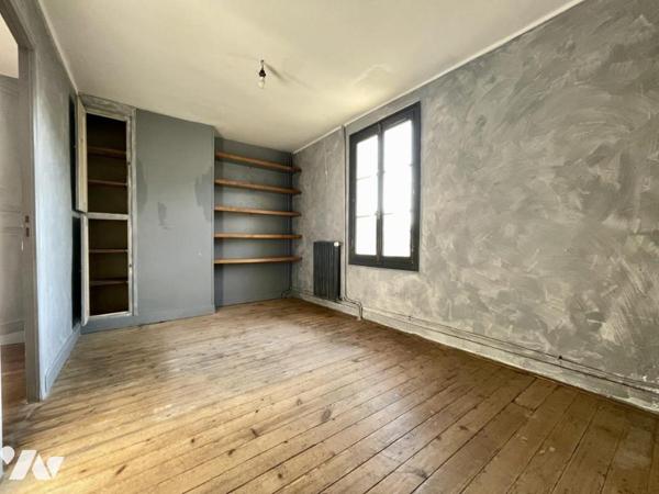 Dans bourg avec commerces