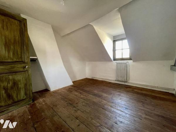 Dans bourg avec commerces