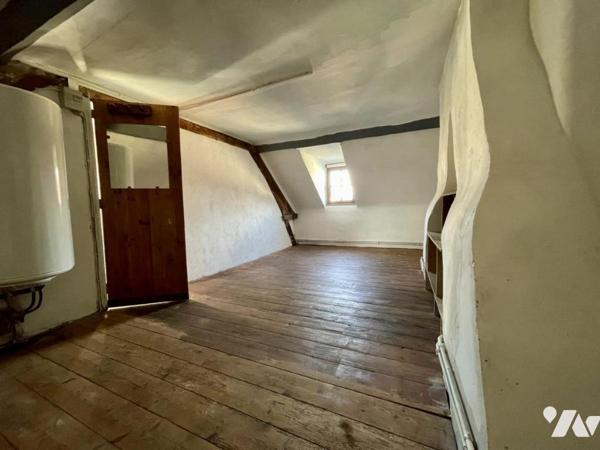 Dans bourg avec commerces