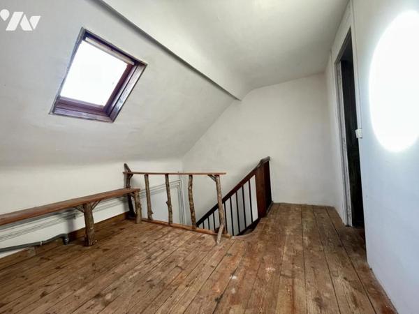 Dans bourg avec commerces