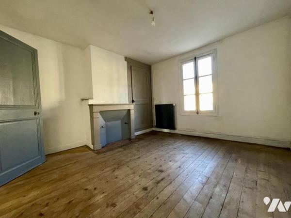 Dans bourg avec commerces