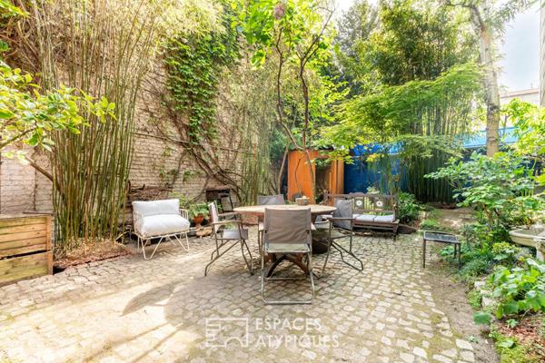Maison avec cour pavée et jardin à l’esprit japonisant