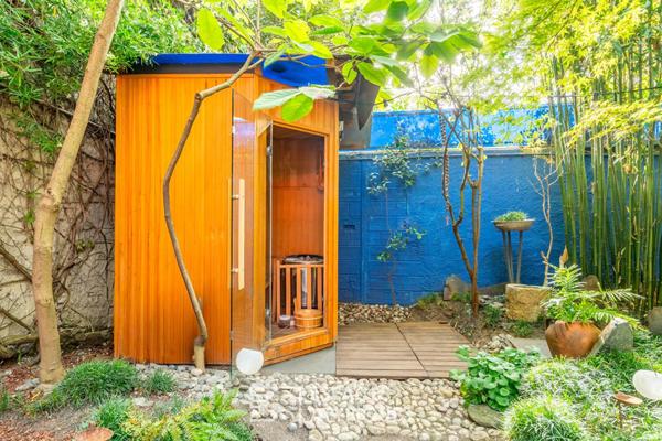 Maison avec cour pavée et jardin à l’esprit japonisant