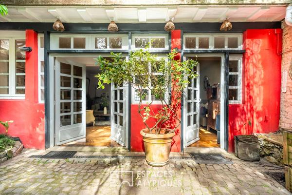Maison avec cour pavée et jardin à l’esprit japonisant