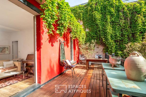 Maison avec cour pavée et jardin à l’esprit japonisant
