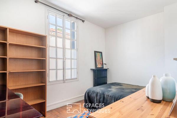 Maison avec cour pavée et jardin à l’esprit japonisant