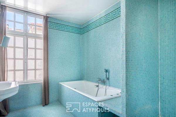 Maison avec cour pavée et jardin à l’esprit japonisant